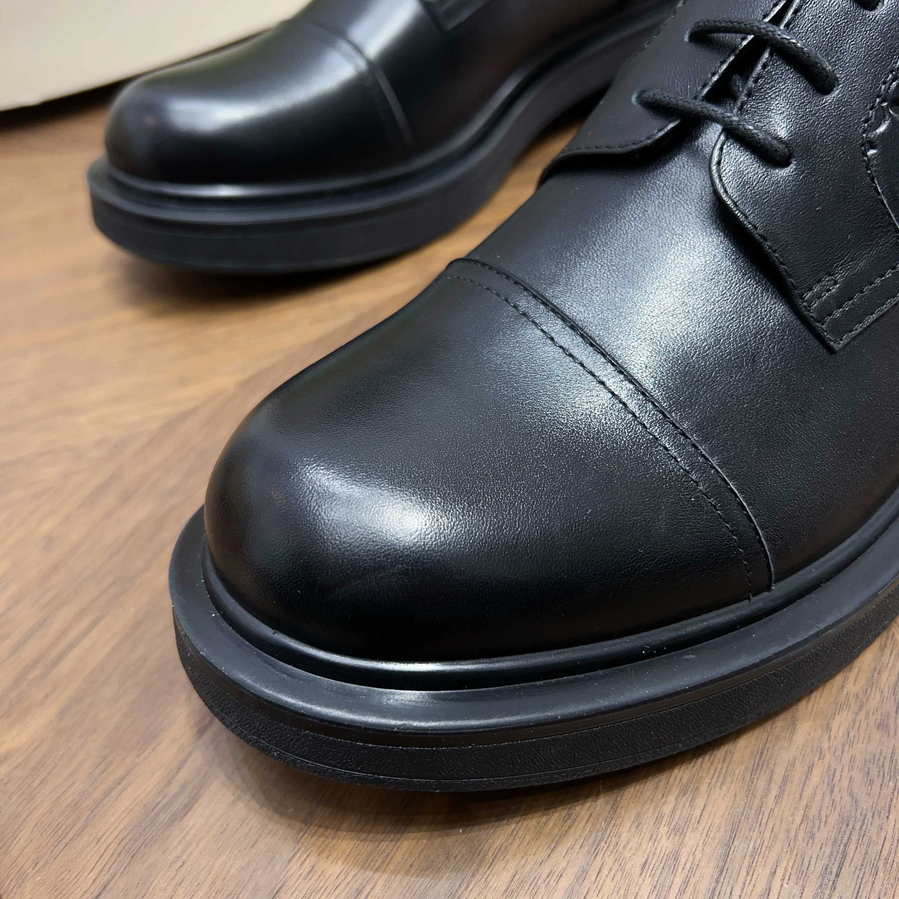💰780 Gucci/Gucci new men’s lace-up shoes with GG details, matte cow leather derby shoes! The design of this men's lace-up shoe is rooted in the brand's heritage. Crafted from premium waxed cow leather, it is embellished with GG printed embossed suede leather details, a nod to Gucci's iconic monogram. The rubber sole decorated with GG pattern adds a touch of modern fashion to this design. Typical three-joint style design. European and American classic version, full calfskin lining. The overall upper texture is soft and the lining is comfortable and breathable. 2CM thickened soft rubber sole, easy to control. Versatile and stylish upper foot, multiple colors available to meet different matching needs, complete package! Size: 39-40-41-42-43-44 leather shoe size (38.45.46 can be customized)